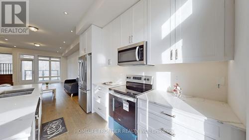 7 Ingersoll Lane, Richmond Hill, ON - Indoor Photo Showing Kitchen With Upgraded Kitchen