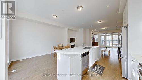 7 Ingersoll Lane, Richmond Hill, ON - Indoor Photo Showing Kitchen