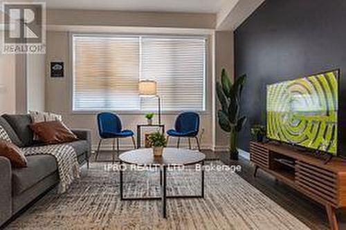 82 Hawick Crescent, Haldimand, ON - Indoor Photo Showing Living Room