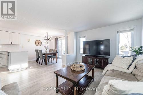 947 Atlantic Boulevard, Waterloo, ON - Indoor Photo Showing Living Room