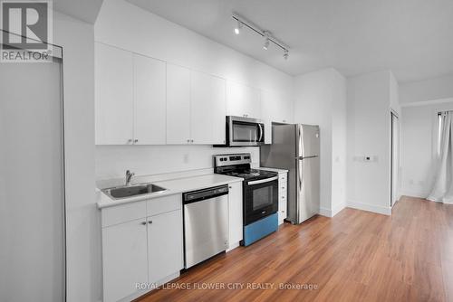 719 - 1 Wellington Street, Brant, ON - Indoor Photo Showing Kitchen