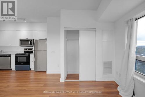 719 - 1 Wellington Street, Brant, ON - Indoor Photo Showing Kitchen