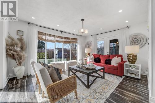 53 Winding Way, Brantford, ON - Indoor Photo Showing Living Room