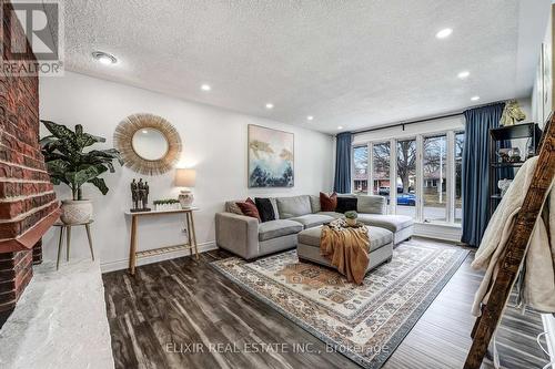 53 Winding Way, Brantford, ON - Indoor Photo Showing Living Room