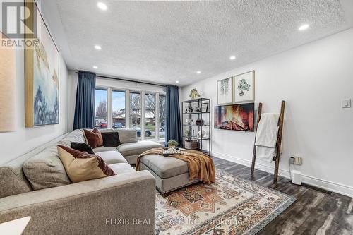 53 Winding Way, Brantford, ON - Indoor Photo Showing Living Room