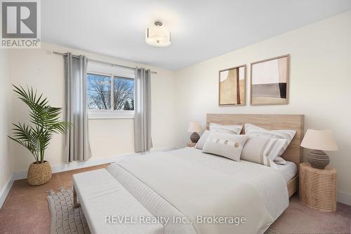 6 Stella Street, Pelham (662 - Fonthill), ON - Indoor Photo Showing Bedroom