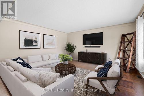 6 Stella Street, Pelham (662 - Fonthill), ON - Indoor Photo Showing Living Room