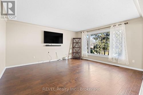 6 Stella Street, Pelham (662 - Fonthill), ON - Indoor Photo Showing Living Room