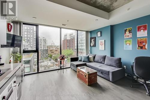 #922 - 629 King Street W, Toronto, ON - Indoor Photo Showing Living Room