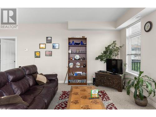 3833 Brown Road Unit# 1314, West Kelowna, BC - Indoor Photo Showing Living Room