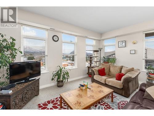 3833 Brown Road Unit# 1314, West Kelowna, BC - Indoor Photo Showing Living Room