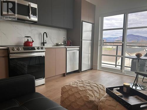 720 Klo Road Unit# 410, Kelowna, BC - Indoor Photo Showing Kitchen