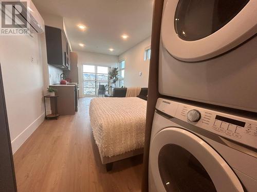 720 Klo Road Unit# 410, Kelowna, BC - Indoor Photo Showing Laundry Room