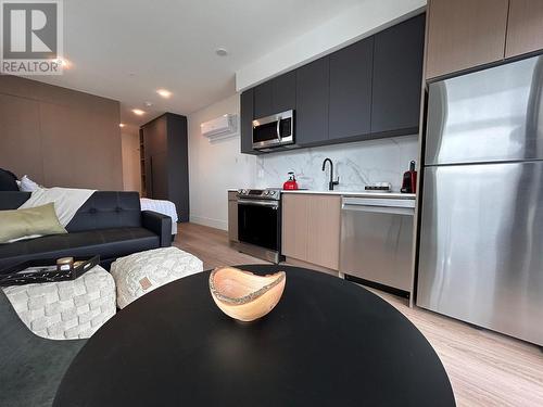 720 Klo Road Unit# 410, Kelowna, BC - Indoor Photo Showing Kitchen