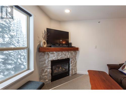 9812 Silver Star Road Unit# 312, Vernon, BC - Indoor Photo Showing Living Room With Fireplace