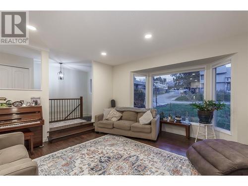 3908 15 Street, Vernon, BC - Indoor Photo Showing Living Room