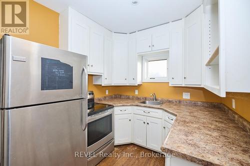 206 Phipps Street, Fort Erie (332 - Central), ON - Indoor Photo Showing Kitchen