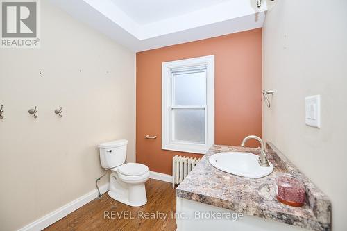 206 Phipps Street, Fort Erie (332 - Central), ON - Indoor Photo Showing Bathroom