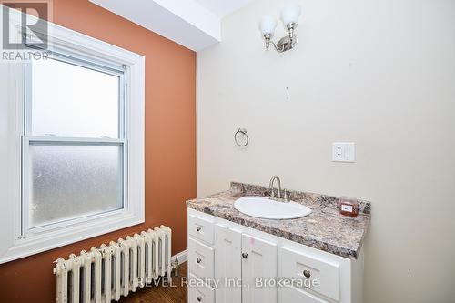 206 Phipps Street, Fort Erie (332 - Central), ON - Indoor Photo Showing Bathroom