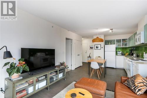 1005 66 W Cordova Street, Vancouver, BC - Indoor Photo Showing Living Room