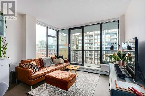 1005 66 W Cordova Street, Vancouver, BC - Indoor Photo Showing Living Room