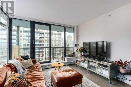 1005 66 W Cordova Street, Vancouver, BC - Indoor Photo Showing Living Room