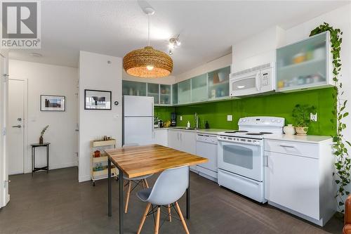 1005 66 W Cordova Street, Vancouver, BC - Indoor Photo Showing Kitchen