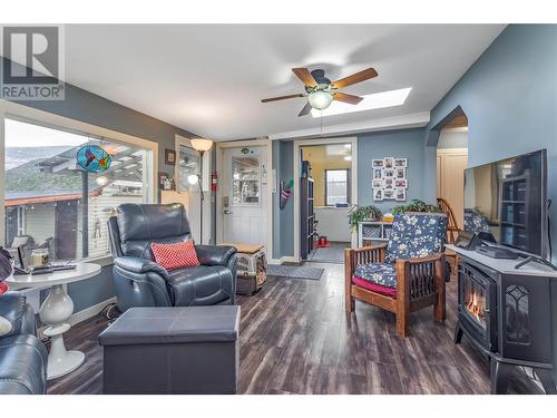 235 Gibbs Road W, Kelowna, BC - Indoor Photo Showing Living Room