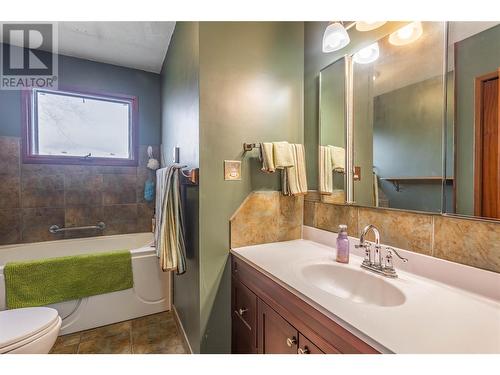 upper level main bath - 235 Gibbs Road W, Kelowna, BC - Indoor Photo Showing Bathroom