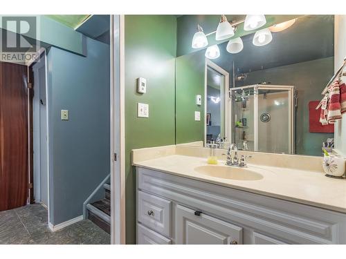 main house 2nd bathroom - 235 Gibbs Road W, Kelowna, BC - Indoor Photo Showing Bathroom