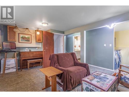 235 Gibbs Road W, Kelowna, BC - Indoor Photo Showing Living Room