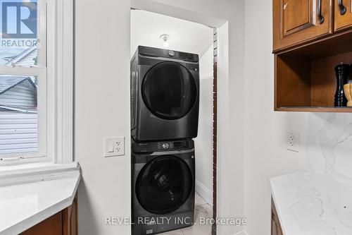 69 Roxborough Avenue, Hamilton, ON - Indoor Photo Showing Laundry Room