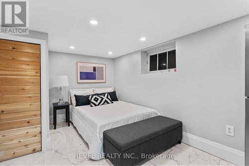 69 Roxborough Avenue, Hamilton, ON - Indoor Photo Showing Bedroom