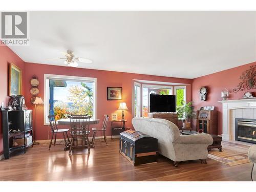 6442 Spencer Road Lot# 99, Kelowna, BC - Indoor Photo Showing Living Room With Fireplace