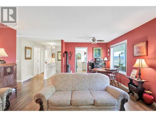 6442 Spencer Road Lot# 99, Kelowna, BC - Indoor Photo Showing Living Room