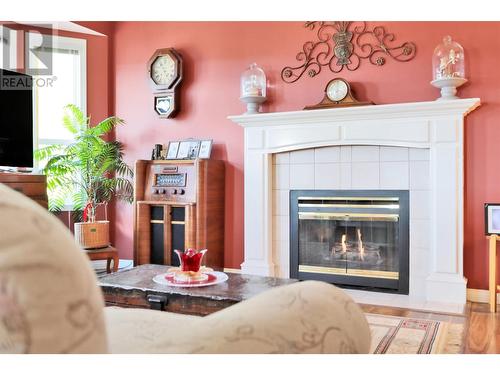 6442 Spencer Road Lot# 99, Kelowna, BC - Indoor Photo Showing Living Room With Fireplace