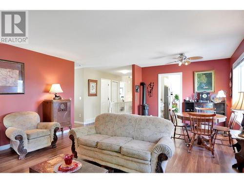 6442 Spencer Road Lot# 99, Kelowna, BC - Indoor Photo Showing Living Room