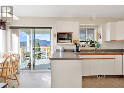 6442 Spencer Road Lot# 99, Kelowna, BC - Indoor Photo Showing Kitchen With Double Sink