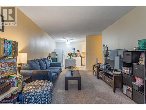 435 Franklyn Road Unit# 114, Kelowna, BC - Indoor Photo Showing Living Room