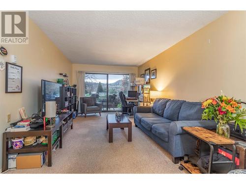 Living Area LOOKING ONTO PARK - 435 Franklyn Road Unit# 114, Kelowna, BC - Indoor Photo Showing Living Room