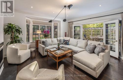 15 Killarney Road, Toronto, ON - Indoor Photo Showing Living Room