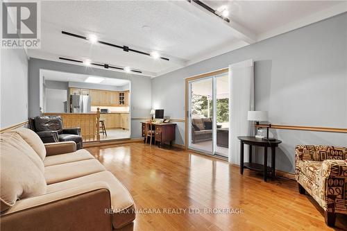 6 Butler Crescent, St. Catharines, ON - Indoor Photo Showing Living Room