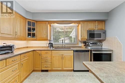 6 Butler Crescent, St. Catharines, ON - Indoor Photo Showing Kitchen