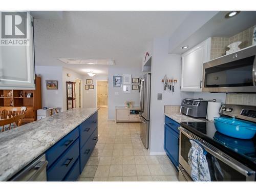 2025 Kokanee Drive N Unit# 15, Cranbrook, BC - Indoor Photo Showing Kitchen