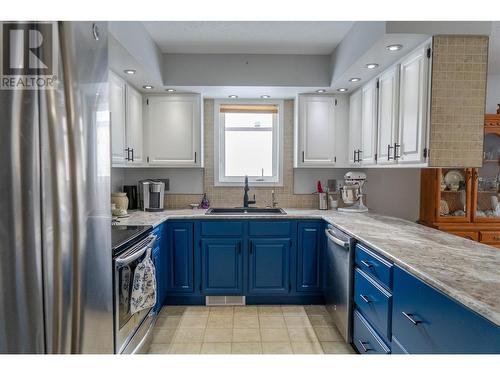 2025 Kokanee Drive N Unit# 15, Cranbrook, BC - Indoor Photo Showing Kitchen With Double Sink