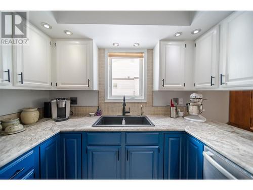 2025 Kokanee Drive N Unit# 15, Cranbrook, BC - Indoor Photo Showing Kitchen With Double Sink