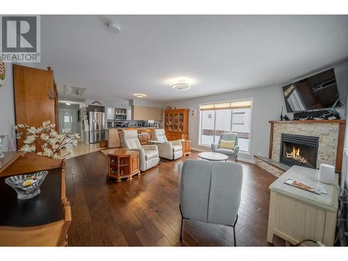 2025 Kokanee Drive N Unit# 15, Cranbrook, BC - Indoor Photo Showing Living Room With Fireplace