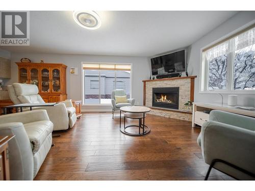 2025 Kokanee Drive N Unit# 15, Cranbrook, BC - Indoor Photo Showing Living Room With Fireplace