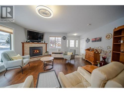 2025 Kokanee Drive N Unit# 15, Cranbrook, BC - Indoor Photo Showing Living Room With Fireplace