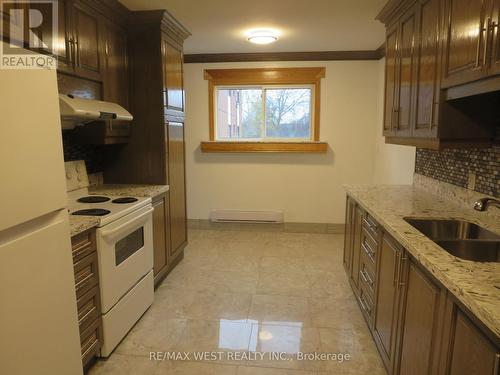 42 - 429 Austen Crescent, Oshawa, ON - Indoor Photo Showing Kitchen With Double Sink